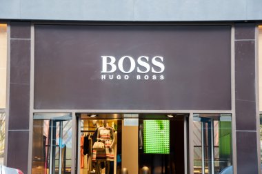 P. C. Hooftstraat alışveriş caddesi üzerinde Hugo Boss tabela.