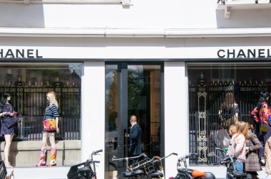 Amsterdam-Nisan 30: Chanel saklamak P.C.Hooftstraat lüks alışveriş caddesi üzerinde Nisan tarihinde 30,2015 içinde Amsterdam.
