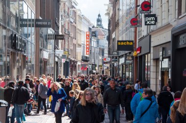 Amsterdam-Nisan 30: Undefined Kalverstraat alışveriş caddesi Nisan'da insanlar 30,2015, Hollanda.