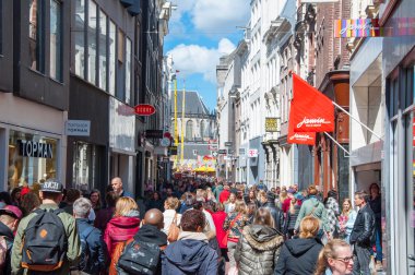 Amsterdam-Nisan 30: Nisan'da Kalverstraat sokakta insanlar alışveriş 30,2015, Hollanda.