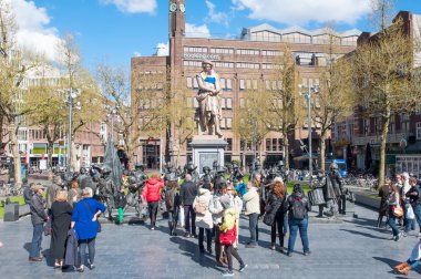 Rembrandtplein ile gece İzle Rus Mikhail Dronov ve Alexander Taratynov sanatçılar tarafından Heykel Sergisi, turistlerin gezi gidin, Hollanda.
