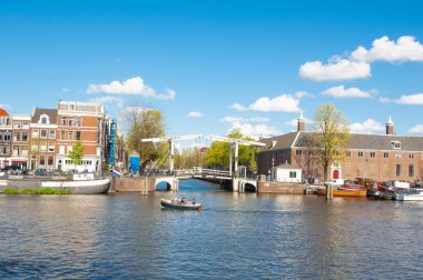 Amsterdam cityscape, Magere Brug olarak da bilinen ince köprü ön ve Hermitage Amsterdam solda, Hollanda.