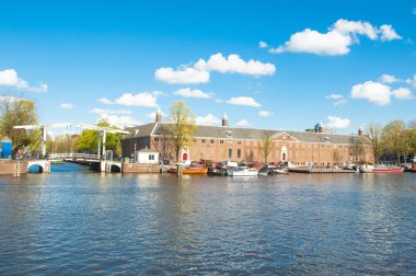 Amsterdam cityscape, Magere da ince köprü ve Hermitage Amsterdam bilinen Brug görünür mesafe, Hollanda.