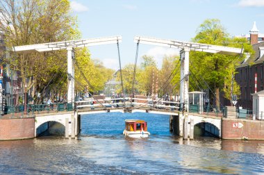 Amsterdam-Nisan 30: Magere Brug (ince denizden 30 Nisan 2015 üzerinde görüldüğü gibi köprü).