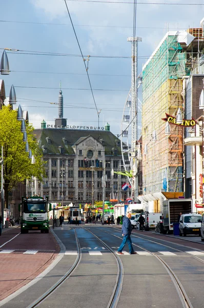 Rokin straat, Dam Square is zichtbaar in de achtergrond, Amsterdam. — Stockfoto