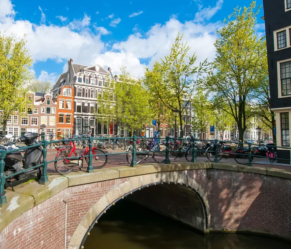 Paisaje urbano de Ámsterdam con hilera de bicicletas a lo largo del puente . — Foto de Stock
