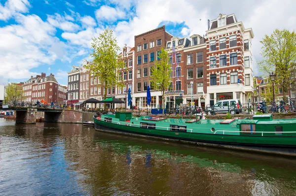 Průplav Amsterdam s hausbót podél břehu, Nizozemsko. — Stock fotografie