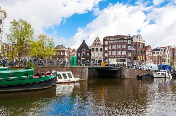 Panoráma města Amsterdam s slavný Gunters a Meuser obchod. — Stock fotografie