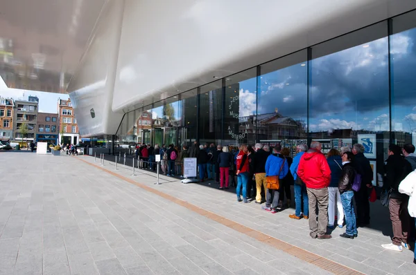 Amsterdam-Nisan 30: Turist Stedelijk Müzesi için sıraya Nisan günü ayağa 30,2015, Hollanda. — Stok fotoğraf