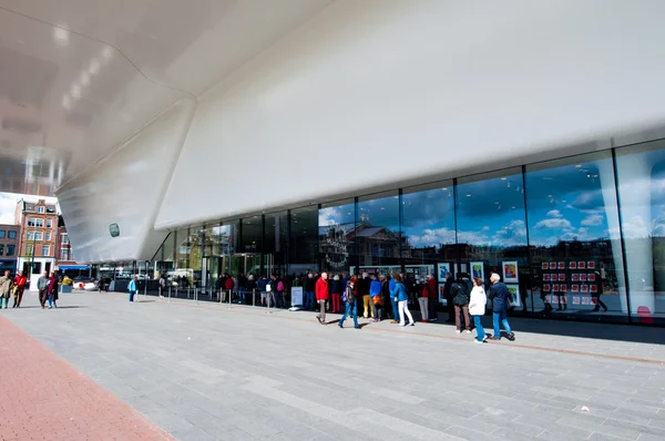AMSTERDAM-ABRIL 30: La gente hace cola para el Museo Stedelijk el 30 de abril de 2015, Holanda . —  Fotos de Stock