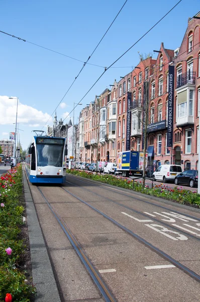 AMSTERDAM-ABRIL 30: Paisaje urbano de Ámsterdam alrededor del barrio del museo el 30 de abril de 2015 . —  Fotos de Stock