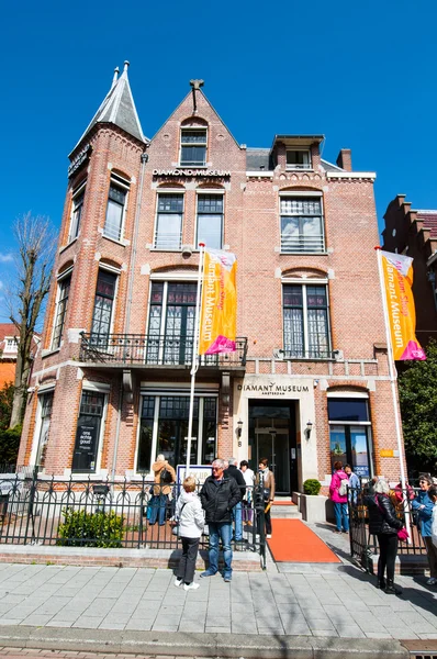 Amsterdam-April 30: The Diamond Museum Amsterdam, folk tänker till museet på April 30,2015, Nederländerna. — Stockfoto