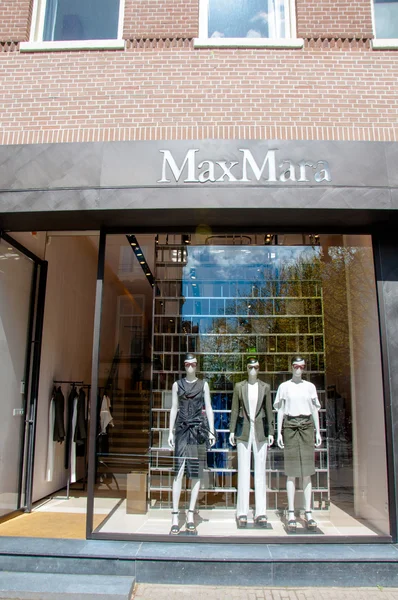 АМСТЕРДАМ-АПРЕЛЬ 30 апреля: Магазин Max Mara на торговой улице P.C.Hoofstraat 30 апреля 2015 года в Амстердаме . — стоковое фото