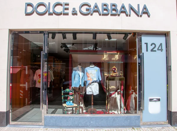 АМСТЕРДАМ-АПРЕЛЬ, 30 апреля: Магазин Dolce & Gabbana на торговой улице P.C.Hoofstraat. . — стоковое фото