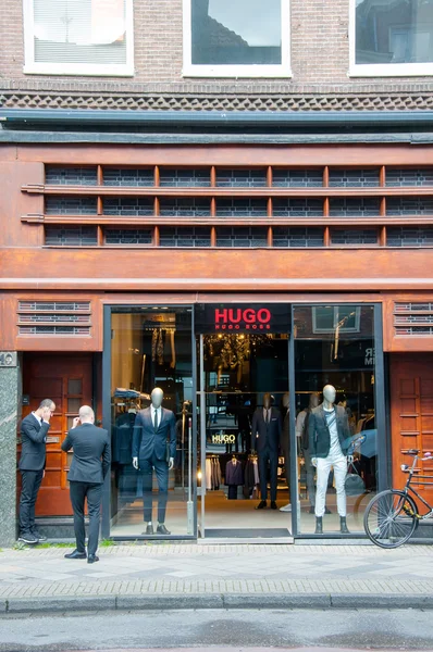 AMSTERDÃO-ABRIL 30: Hugo Boss store on the P.C.Hooftstraat shopping street on abril 30.2015 Países Baixos . — Fotografia de Stock