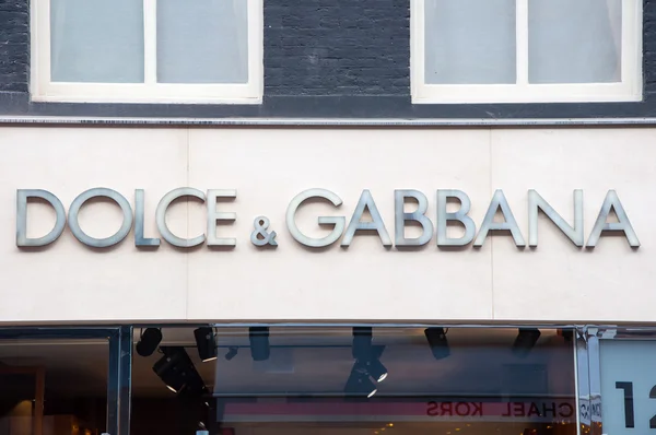 Amsterdam – 30. dubna: Dolce & Gabbana vývěskách na P.C.Hooftstraat nákupní ulice v dubnu 30,2015. — Stock fotografie