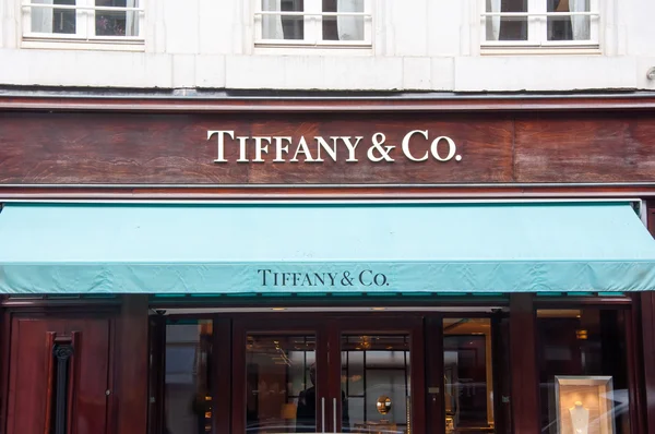 АМСТЕРДАМ-АПРЕЛЬ 30 апреля: Магазин Tiffany & Co на торговой улице P.C.Hoofstraat в Амстердаме . — стоковое фото