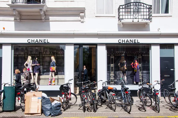 АМСТЕРДАМ-АПРЕЛЬ 30 апреля: Магазин Chanel на торговой улице P.C.Hoofstraat в Амстердаме . — стоковое фото