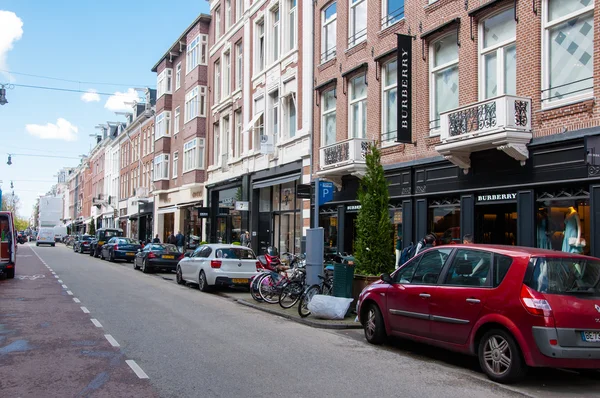 AMSTERDAM-ABRIL 30: La calle de moda P.C.Hooftstraat con las marcas más grandes del mundo, ropa de lujo en abril 30, 2015 . — Foto de Stock