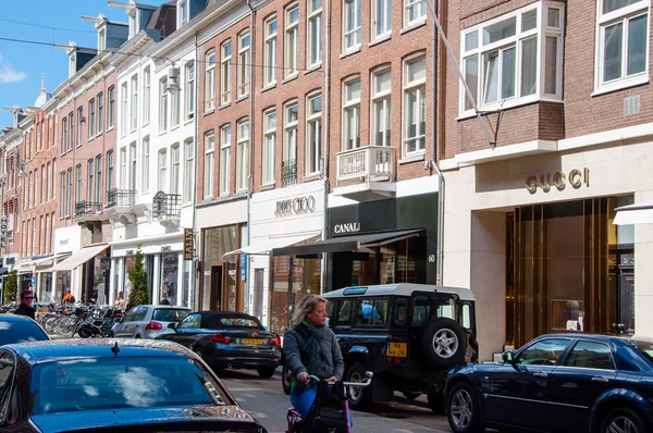 AMSTERDAM-ABRIL 30: La calle de moda P.C.Hooftstraat con la fila de marcas más grandes del mundo el 30 de abril de 2015 . — Foto de Stock