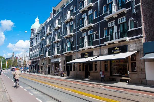 Amsterdam-April 30: The P.C.Hooftstraat mode gatan med märkena av lyxiga kläder den 30 April 2015. — Stockfoto