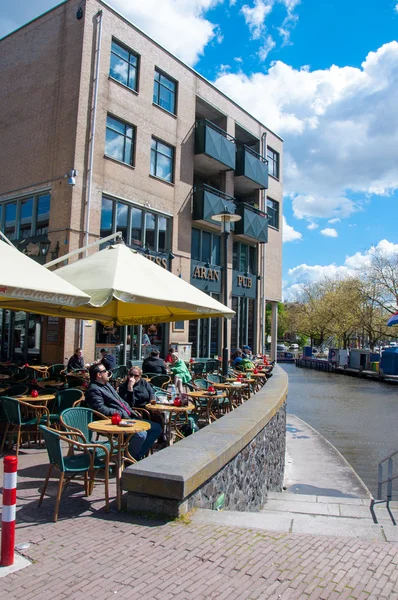 Amsterdam-April 30: Odefinierad människor äta frukost på Aran irländsk Pub på April 30,2015, Nederländerna. — Stockfoto