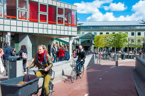 AMSTERDAM-ABRIL 30: Undefined people ride a bike on Amsterdam street on April 30,2015, Países Bajos . —  Fotos de Stock