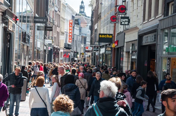 Amsterdam-april 30: kalverstraat shopping street, shoppen gehen am 30. april 2015. — Stockfoto