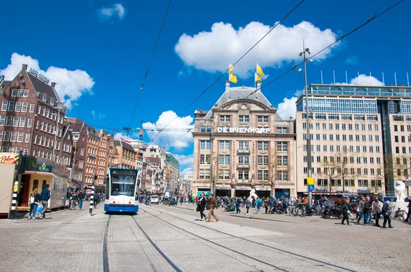 Amsterdam-April 30: Dam Square met De Bijenkorf vlaggenschip opslaan op de achtergrond op 30 April 2015 in Amsterdam, Nederland. — Stockfoto