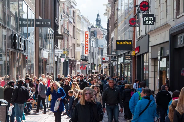 Amsterdam-April 30: Undefined mensen op Kalverstraat winkelstraat op April 30,2015, Nederland. — Stockfoto