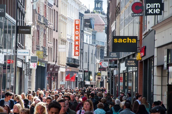 Amsterdam-April 30: Kalverstraat winkelstraat in de middag, mensen gaan winkelen op April 30,2015. — Stockfoto