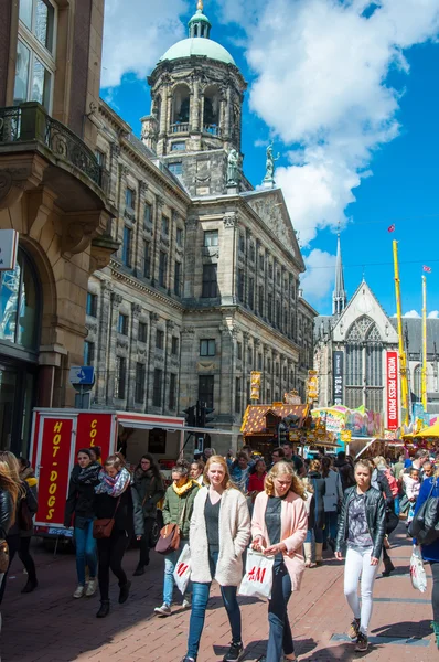 AMSTERDAM-APRIL 30: Crowd of people go shopping in Kalverstraat street on April 30,2015, the Netherlands. — 스톡 사진