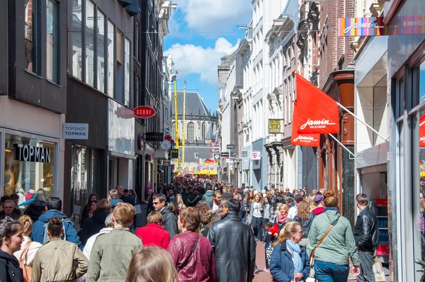AMSTERDAM-ABRIL 30: Personas en la calle comercial Kalverstraat el 30 de abril de 2015, Países Bajos . — Foto de Stock