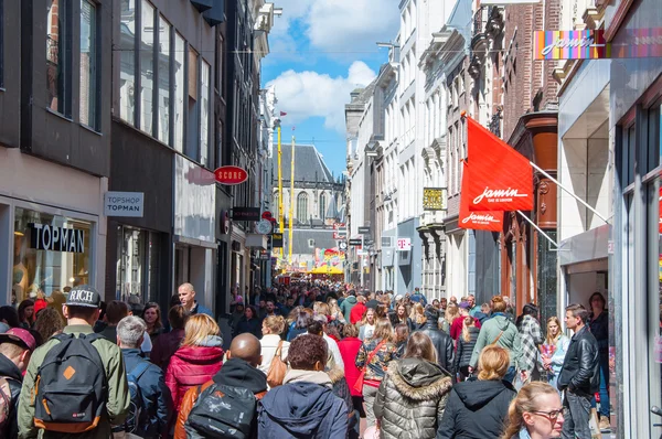 Amsterdam-30 April: Mensen gaan winkelen in de Kalverstraat straat op April 30,2015, Nederland. — Stockfoto