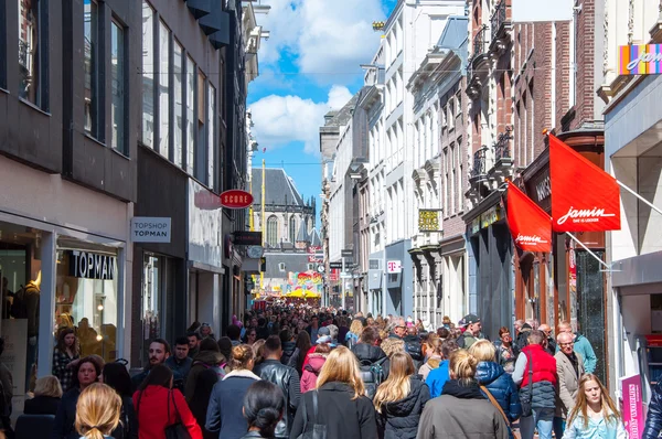АМСТЕРДАМ-АПРЕЛЬ 30: Толпа людей на торговой улице Калверстраат 30 апреля 2015 года, Нидерланды . — стоковое фото