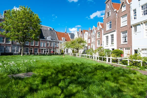 Amsterdam, Netherlands-April 30: Begijnhof in old town of Amsterdam on April 30,2015. — Stock fotografie