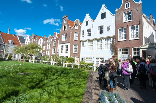 Amsterdam, Nederländerna-April 30: Den engelska reformerta kyrkan på berömda Begijnhof, turister gå på sightseeing på April 30,2015. — Stockfoto