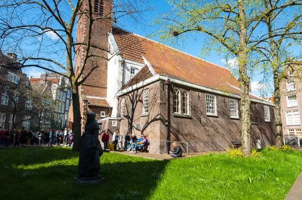 Amsterdam, Nizozemsko-duben 30: The Anglický reformovaný sbor v slavné Begijnhof, turisté projižďku dubna 30,2015. — Stock fotografie