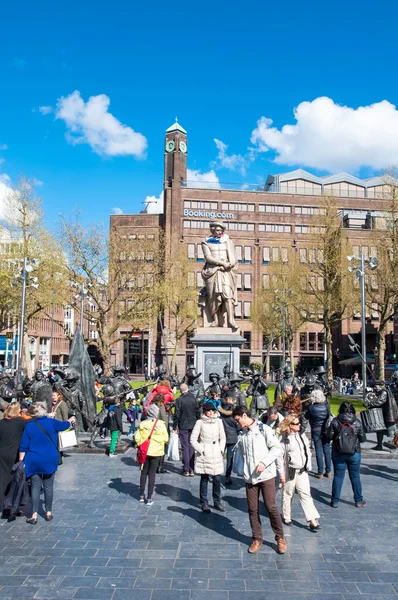 Rembrandtplein with Rembrandt monument and representation The Night Watch, by Mikhail Dronov and Alexander Taratynov, the Netherlands. — Stock Photo, Image