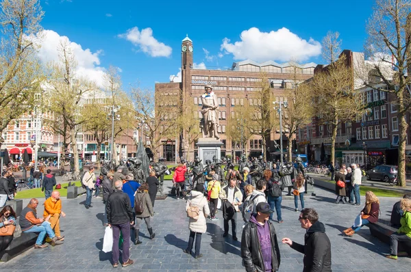 Rembrandtplein mit Rembrandt-Denkmal und Bronzegussdarstellung der Nachtwache, von den russischen Künstlern Michail Dronow und Alexander Taratynov, Niederlande. — Stockfoto