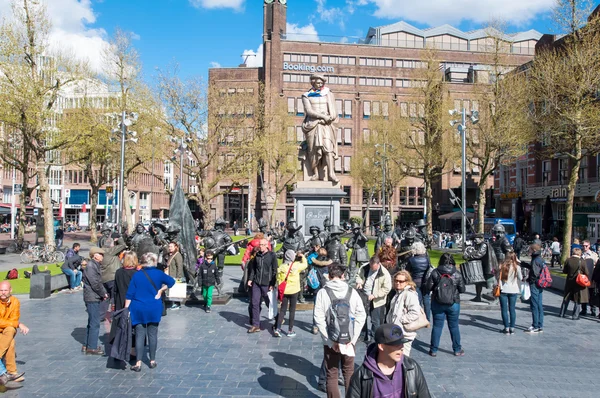 Rembrandtplein with a bronze-cast representation The Night Watch, by Mikhail Dronov and Alexander Taratynov, tourists see the sights, the Netherlands. — Stockfoto