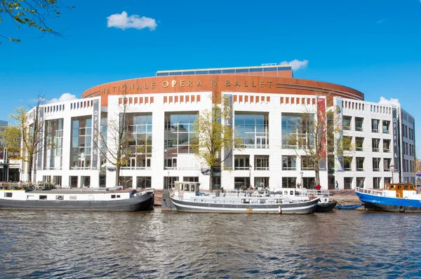 Amsterdam-30 de abril: Ópera e Ballet Nacional Holandês, barcos ao longo do banco em 30 de abril de 2015 . — Fotografia de Stock