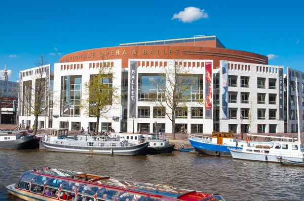 Amsterdam-30 aprile: Opera Nazionale Olandese & Balletto con barche lungo la riva il 30 aprile 2015 . — Foto Stock