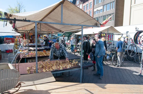 Mercado de pulgas en Waterlooplein, los comerciantes muestran su bric-a-brac para la venta, Holanda . — Foto de Stock