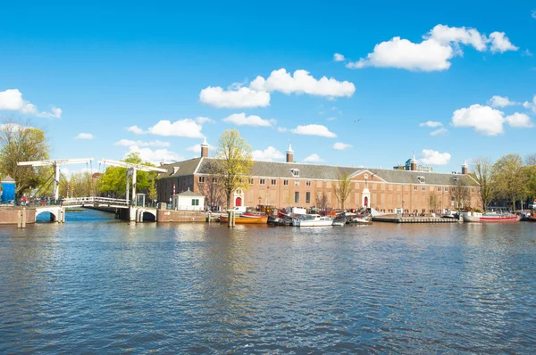 Amsterdam Cityscape, Magere Brug noto anche come Skinny Bridge e Hermitage Amsterdam sono visibili in lontananza, Paesi Bassi . — Foto Stock