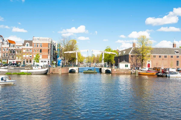 Panoráma města Amsterdam, slavný Magere Brug také známý jako most je vidět v dálce, Nizozemsko. — Stock fotografie