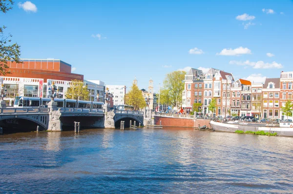 Amsterdam – 30. dubna: The Blauwbrug a holandské Národní Opera & Balet na pozadí v dubnu 30,2015. — Stock fotografie