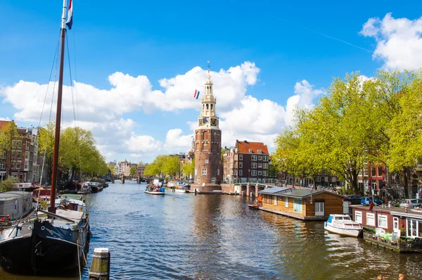 La torre Montelbaanstoren en la orilla del canal Oudeschans. Países Bajos . Imagen de stock