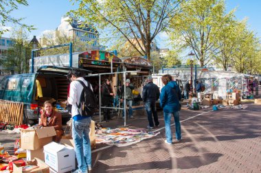 Waterlooplein (Waterloo Meydanı) günlük bit pazarı, tüccarlar satış, Hollanda için onların biblo görüntülemek..