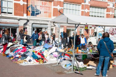 İnsanlar günlük bit pazarı, Waterlooplein (Waterloo Meydanı), Hollanda satışa giysilerle satın.